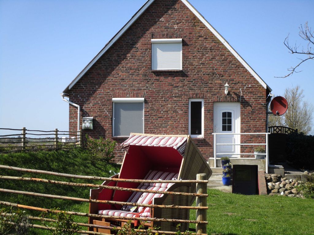 Deichhaus mit Strandkorb