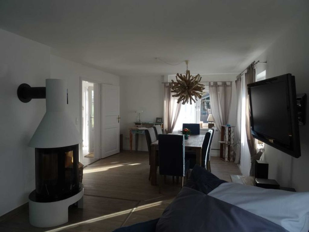 Der Essbereich im WZ mit Panoramakamin und schwenkbarem TV