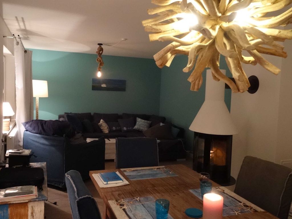 Das Wohnzimmer mit der Treibholzlampe über dem Esstisch