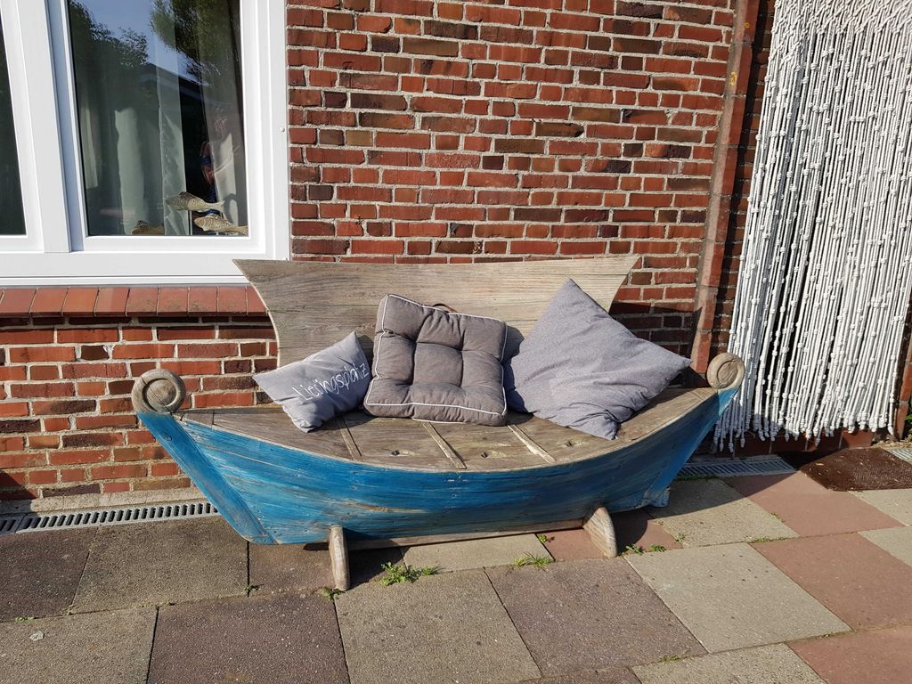 Gemütliche Klönschnackbank - die Bootsbank vor dem Haus