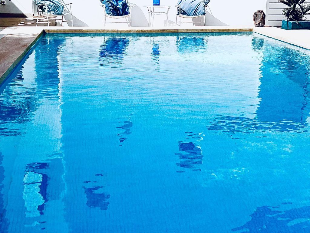 leichtes Salzwasser, Tiefe: 2,20 m, damit auch im Sommer der Pool angenehme Temperaturen hat.