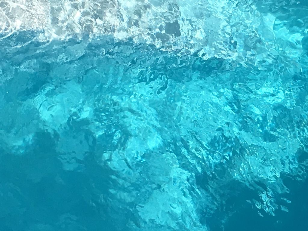 weißer Pool erzeugt türkises Wasser, die Poolbeleuchtung kann nachts alle Farben zaubern.