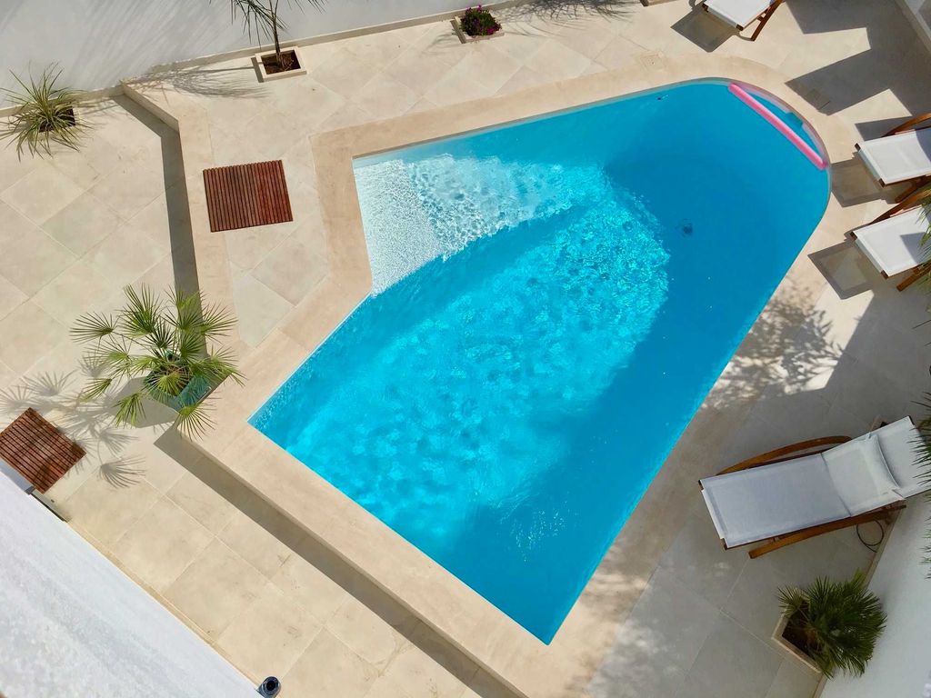 25 qm Pool, 2,20 m Tiefe garantieren auch im Hochsommer erfrischendes Wasser