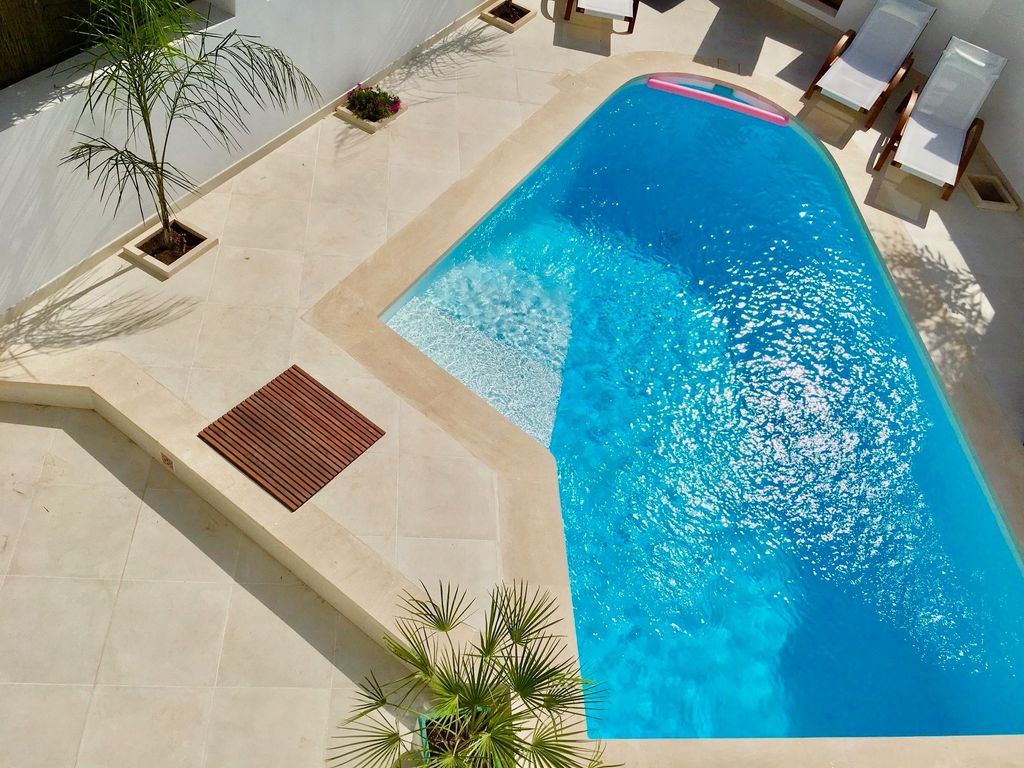 Pool, leicht Salzwasser, 3,25 x 7,35 m = 26 m2, Tiefe bis 2,20 m
