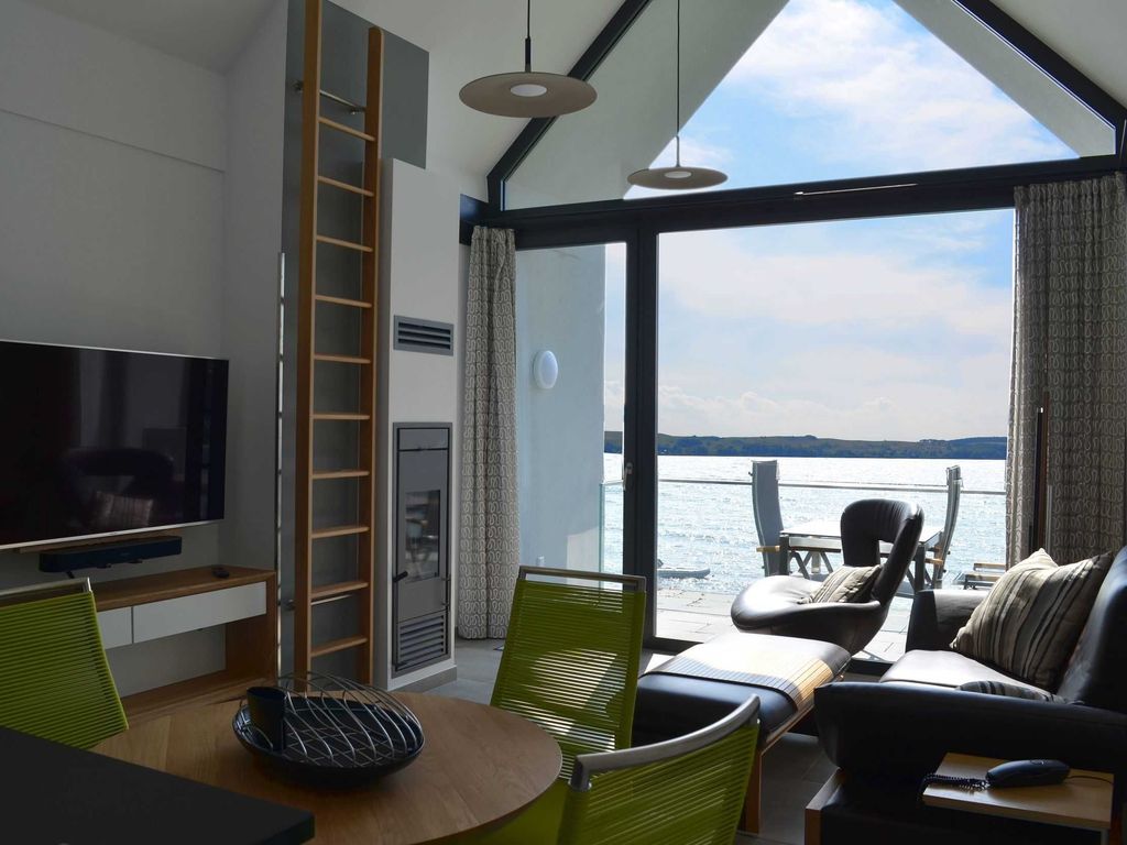 Wohnbereich mit Smart TV und Kamin