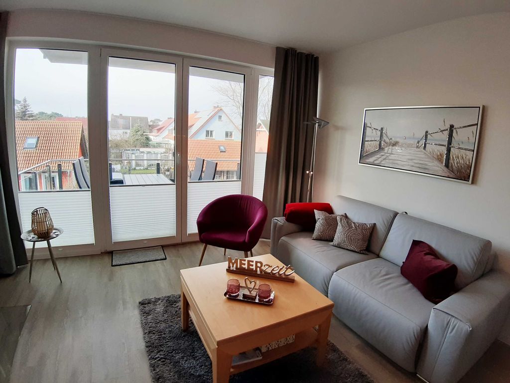 Wohnbereich mit angrenzendem Balkon