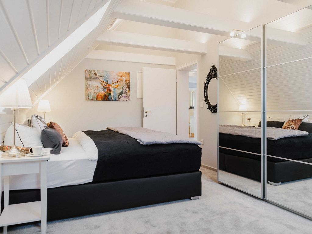 Schlafzimmer mit Boxspringbett