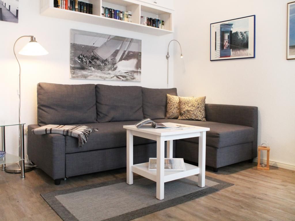 Residenz Düne III/8 - Blick vom Flur auf den Wohnbereich (Schlafsofa)