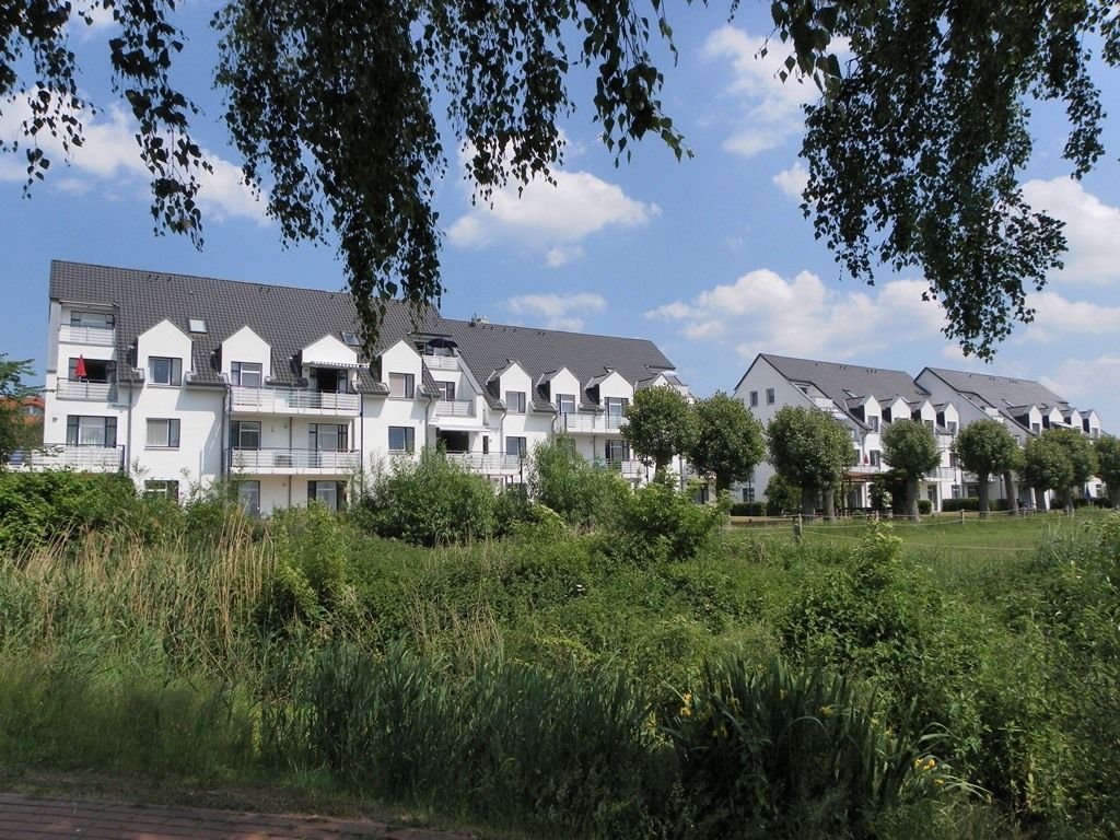 Haffblick - Blick auf die Appartementanlage über die Haffwiesen