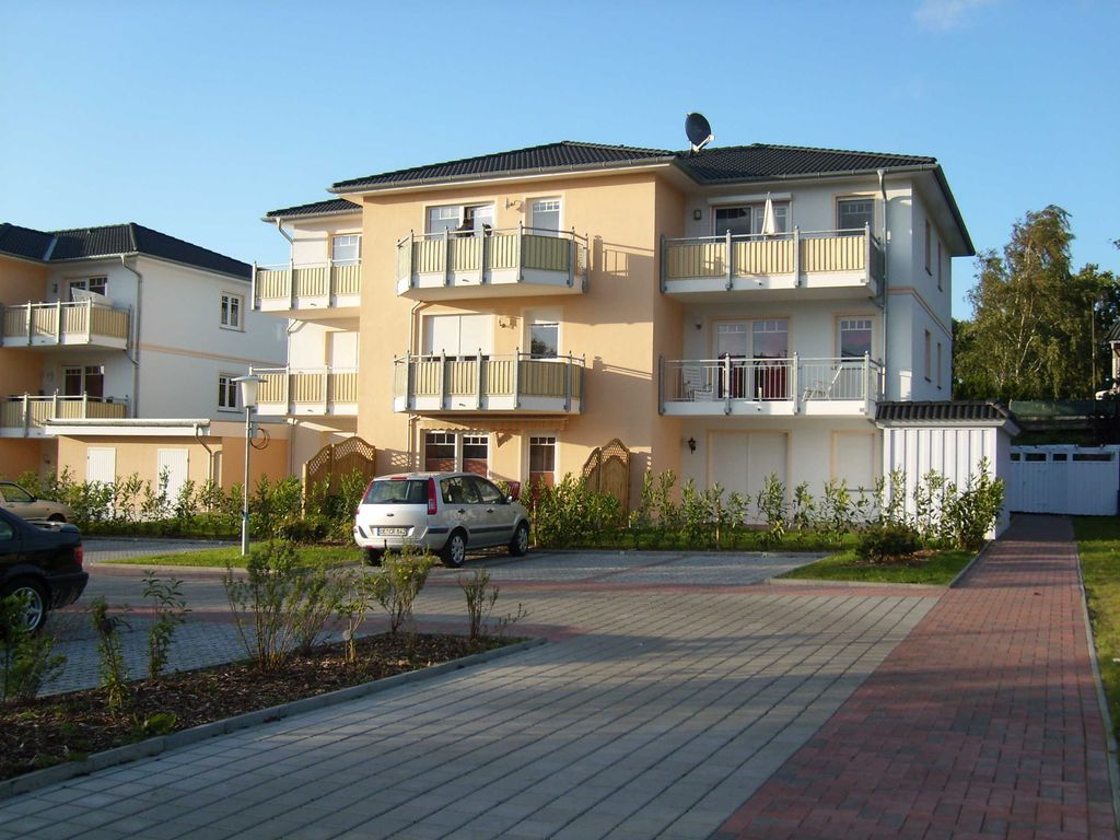 Wohnanlage mit Parkplatz