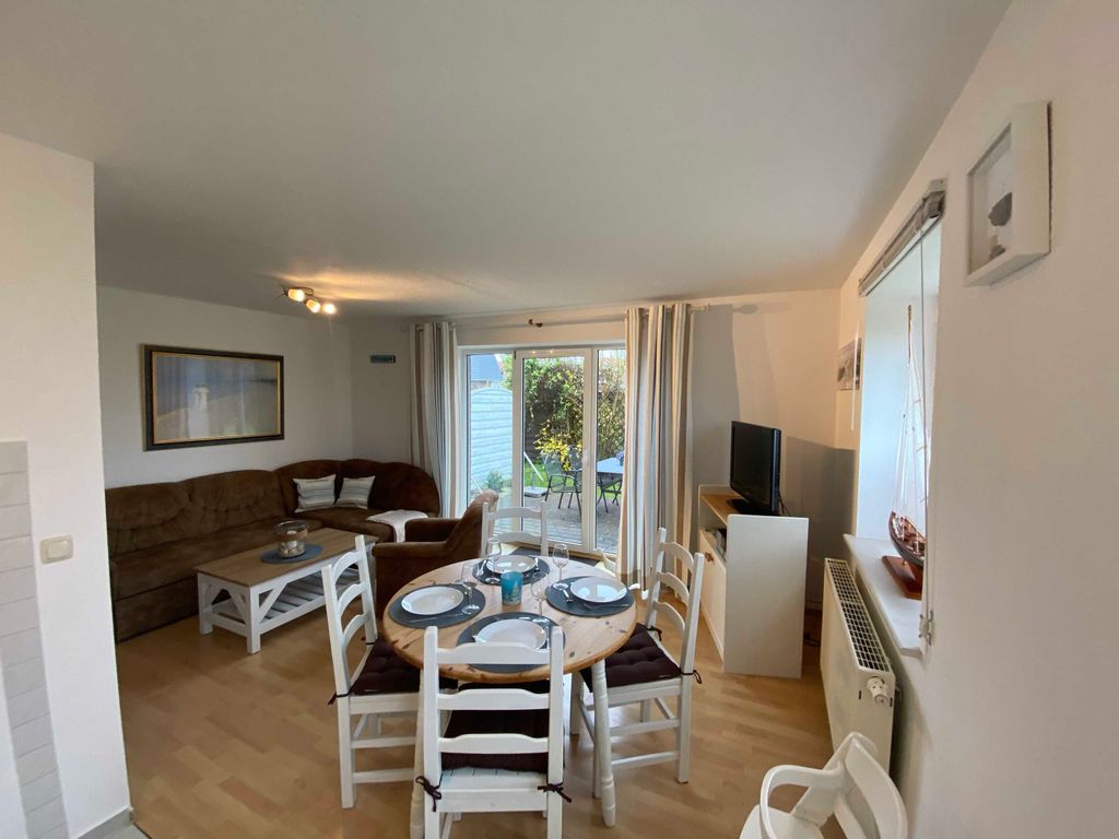 Wohnzimmer mit offener Küche
