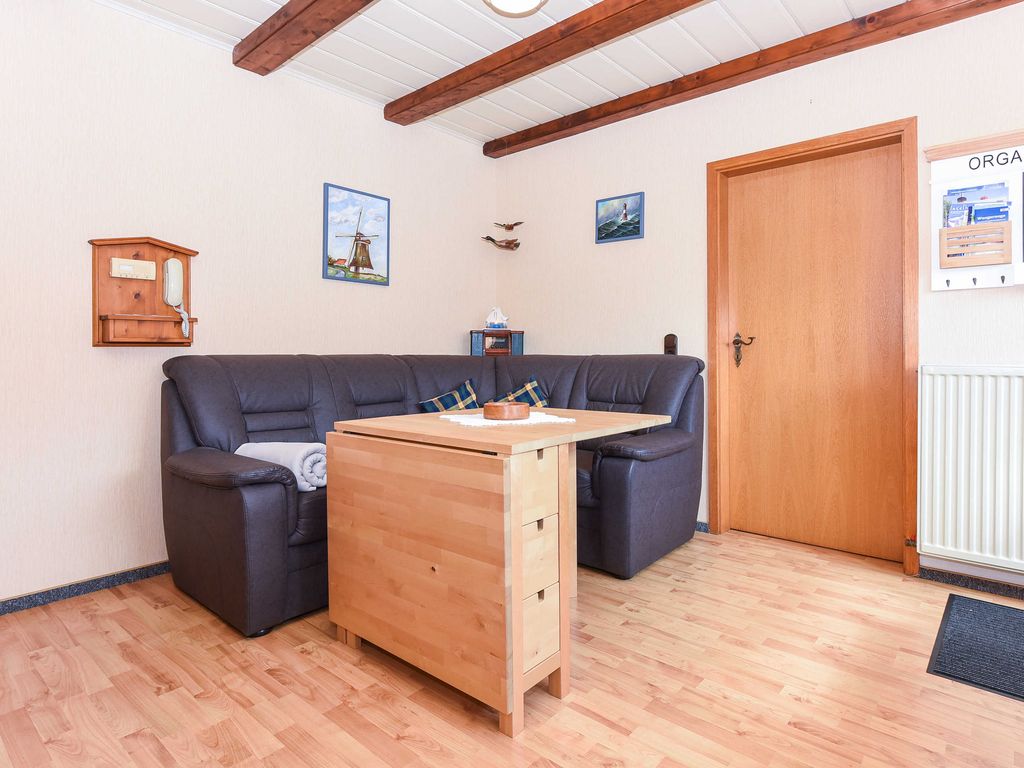 Wohnzimmer mit integriertem Küchenbereich