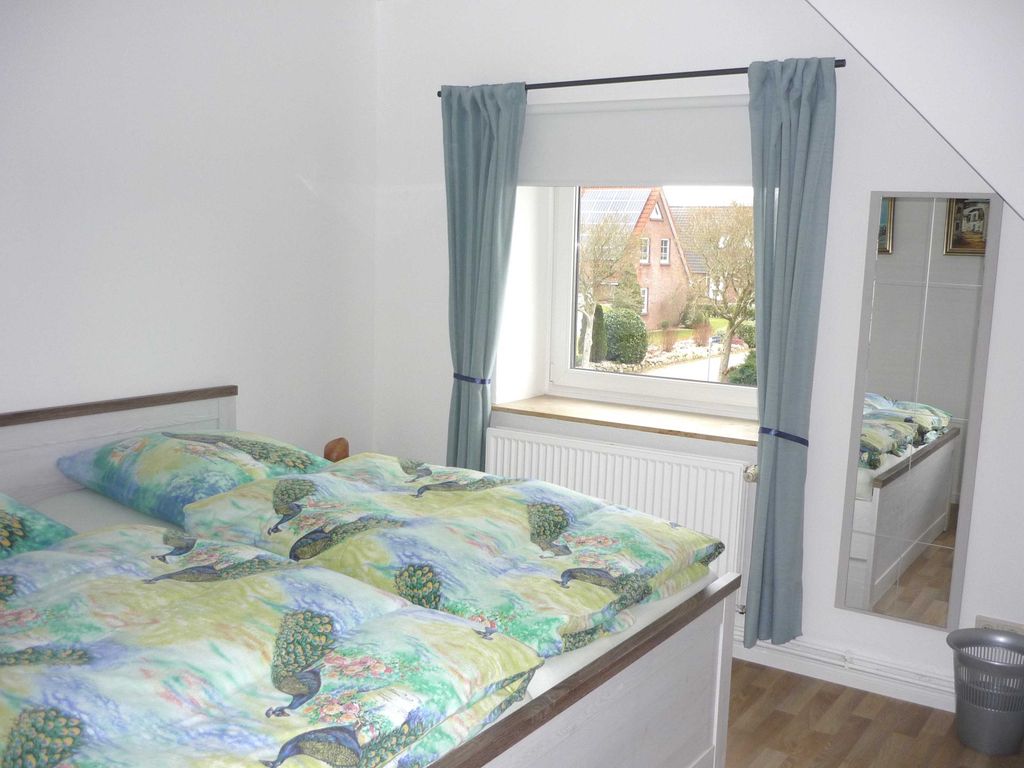 Schlafzimmer m. Doppelbett und TV
