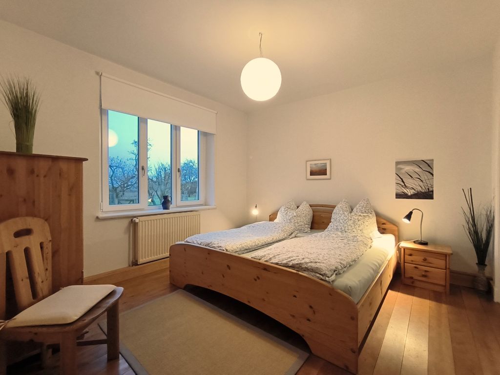Schlafzimmer mit Doppelbett und anliegendem Bad