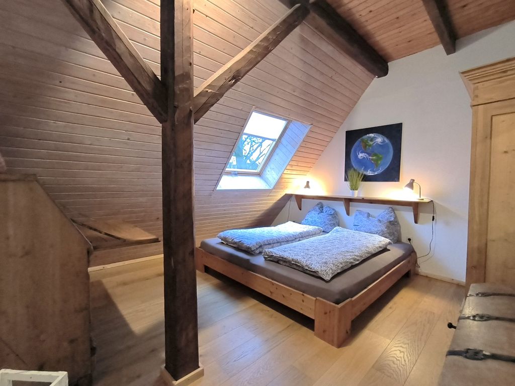 Gemütliches Schlafzimmer mit Doppelbett unter der Schräge