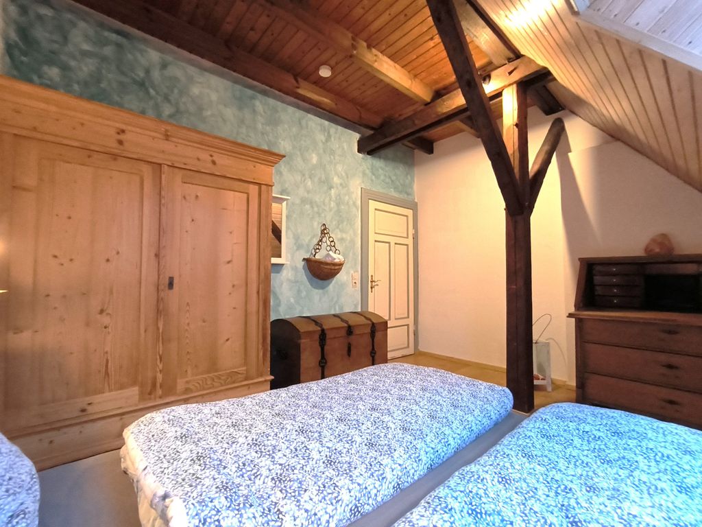 Gemütliches Schlafzimmer mit Doppelbett unter der Schräge