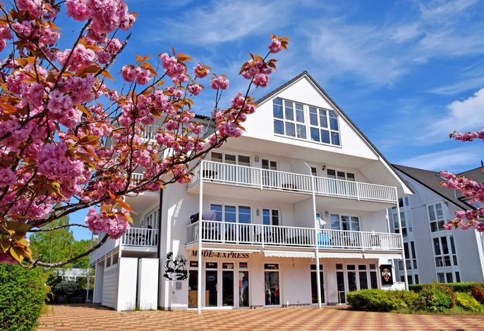 Fewo mit Balkon und Strandkorb am Strand