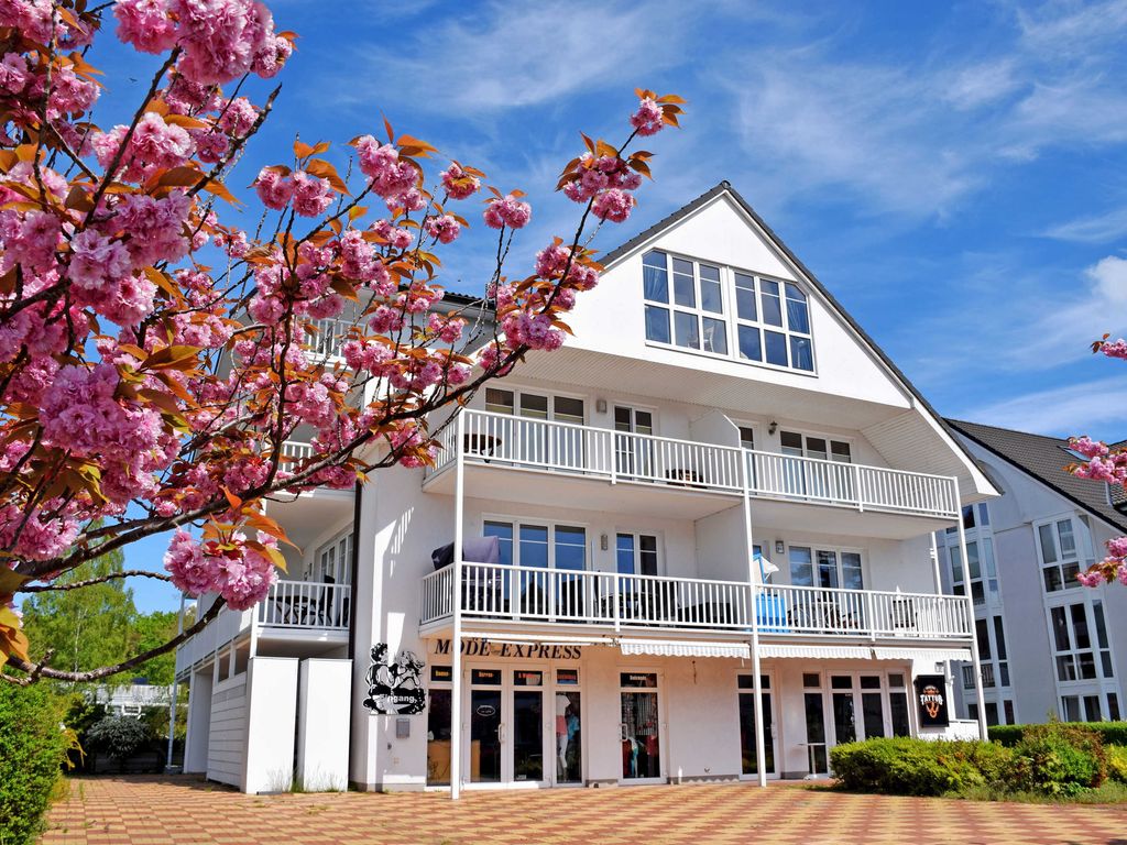 Fewo mit Balkon und Strandkorb am Strand