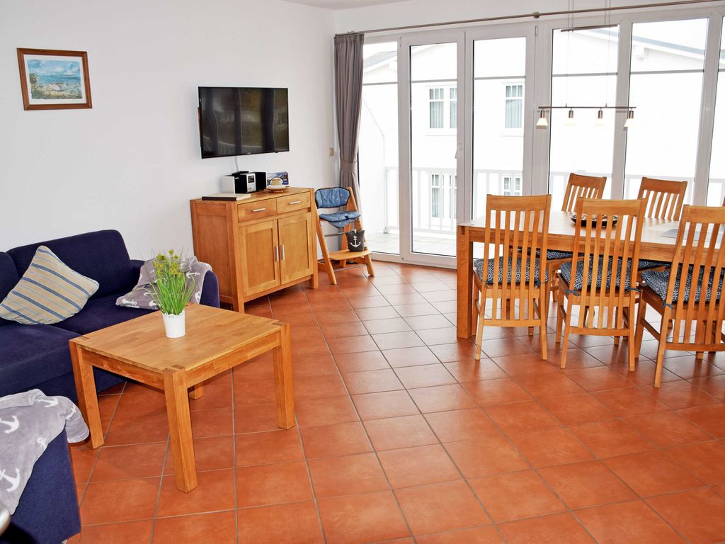 Fewo mit Balkon und Strandkorb am Strand