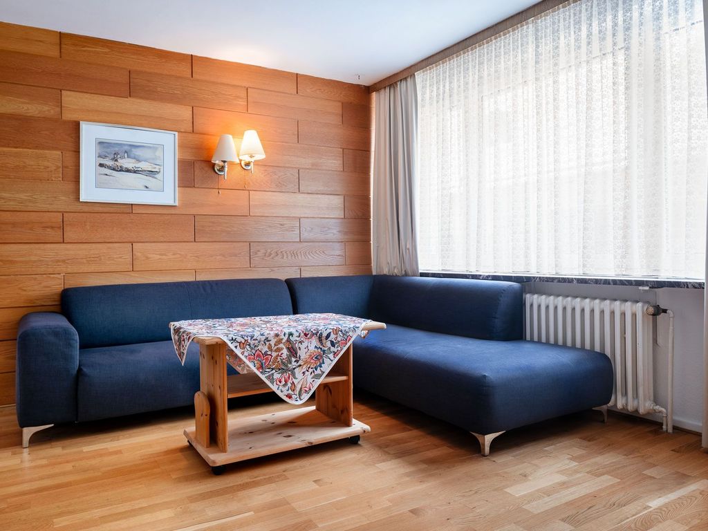 Großzügige Sitzecke im Wohnzimmer