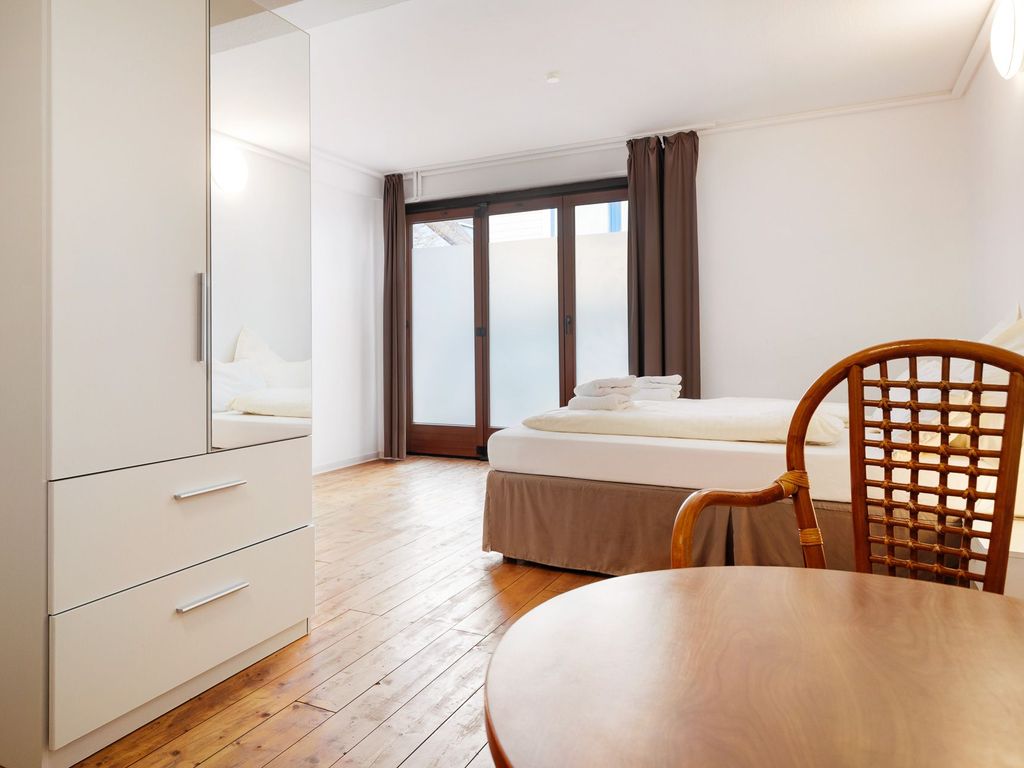 Schlafzimmer mit Kleiderschrank