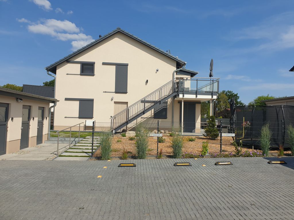 Ansicht Westseite mit Parkplatz
