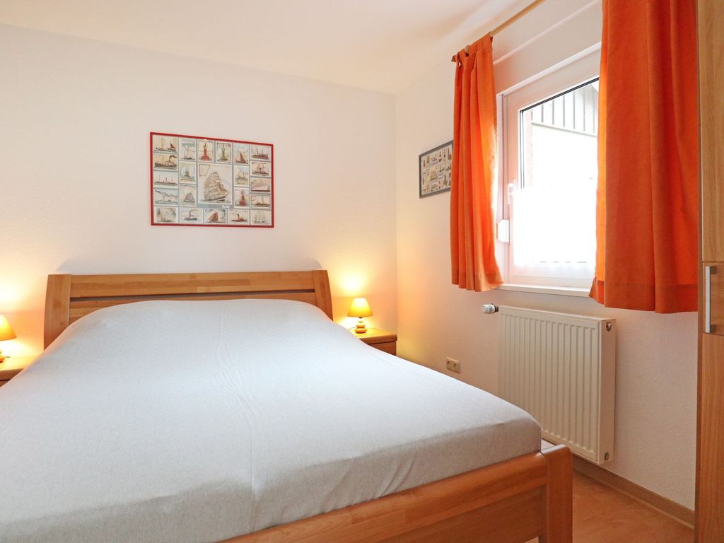 Urlauberdorf 52b - Blick in das Schlafzimmer im EG mit einem Doppelbett