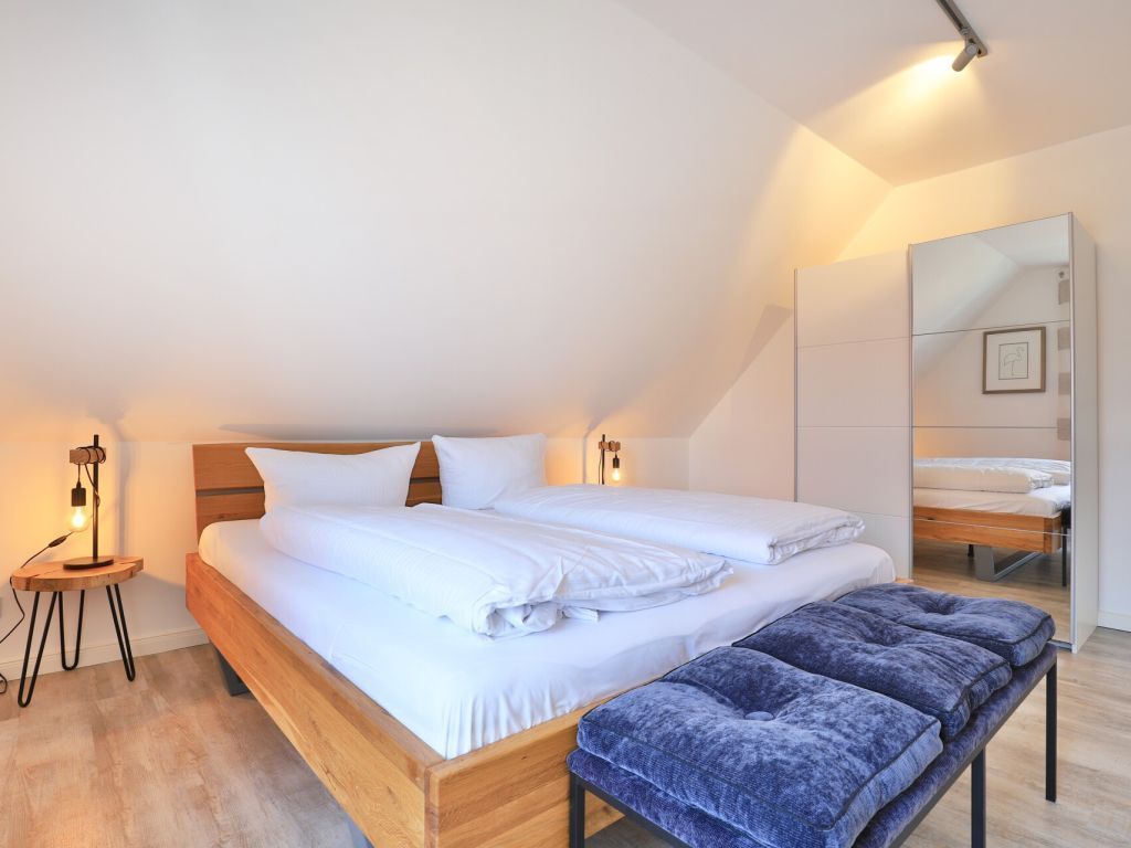Kapitänshaus - Blick in das große Schlafzimmer im OG mit Balkon