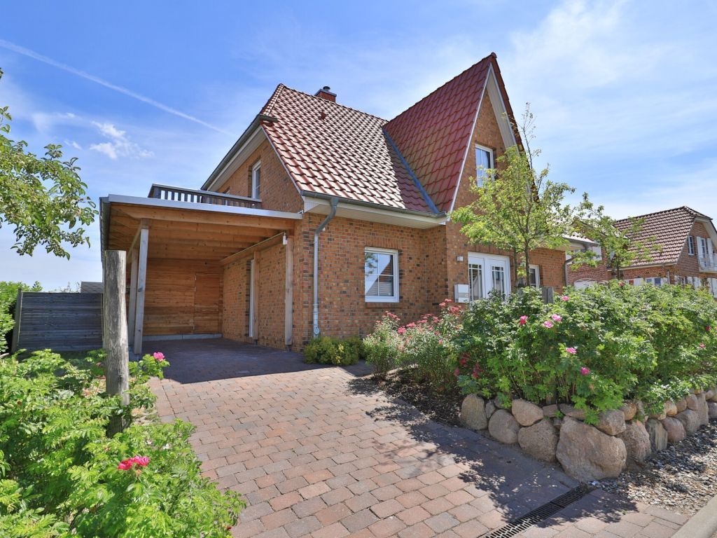 Kapitänshaus - Blick auf das wunderschöne Ferienhaus mit Carport