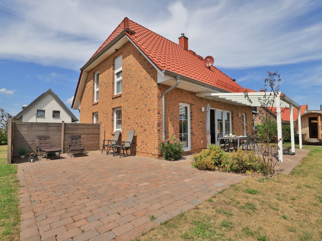 Kapitänshaus - Blick auf die Terrassen am Haus und die Fasssauna