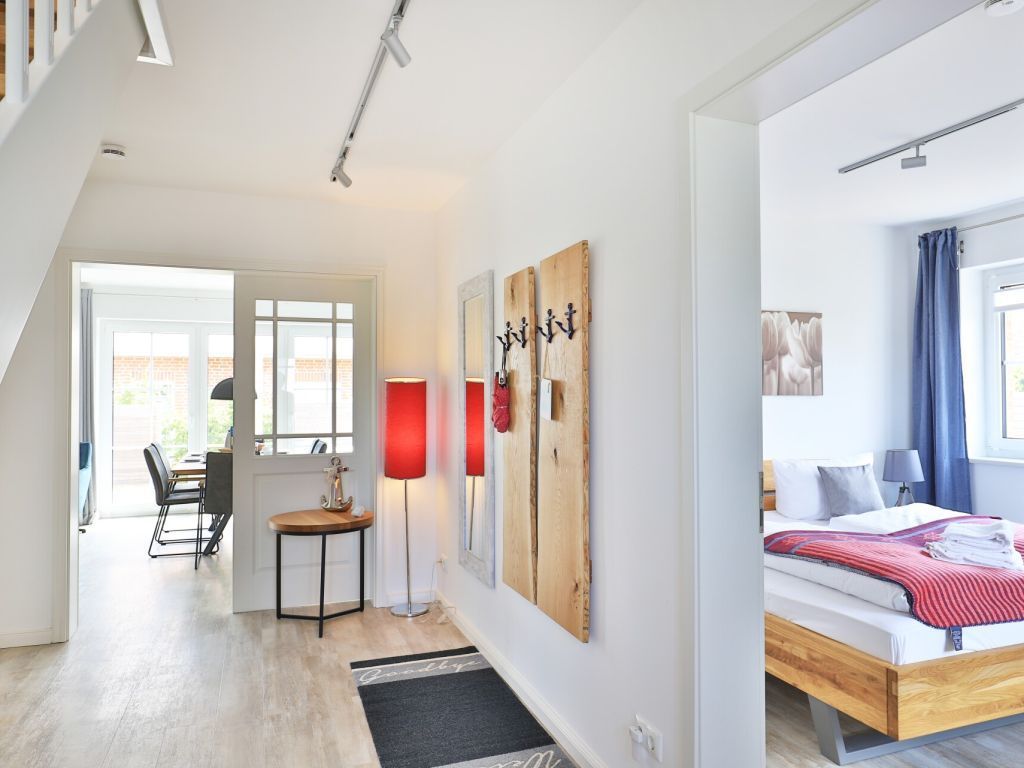 Kapitänshaus - Blick in den Flur und das Schlafzimmer im EG