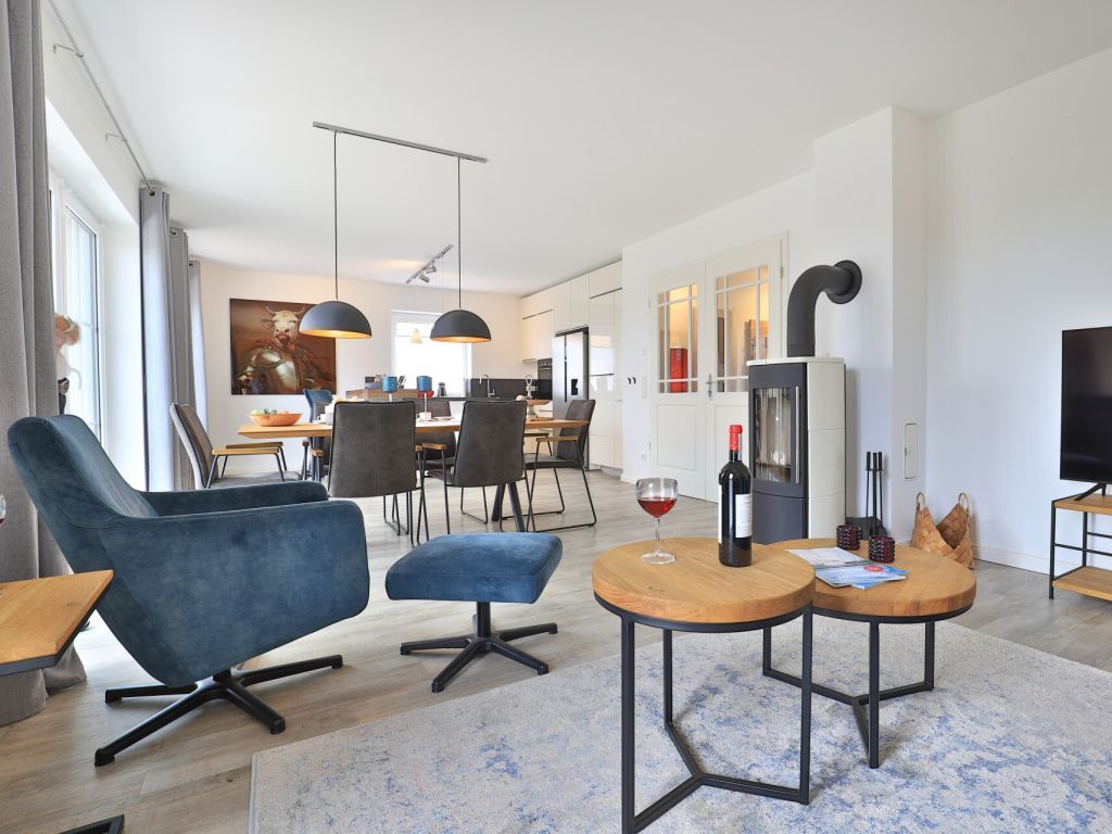 Kapitänshaus - Blick vom Sofa auf den offenen Essbereich mit Kaminofen