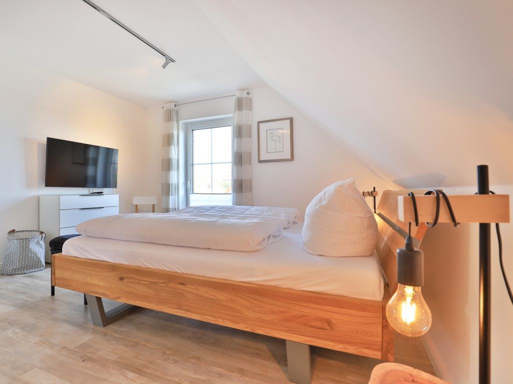 Kapitänshaus - Blick in das große Schlafzimmer im OG mit Balkon