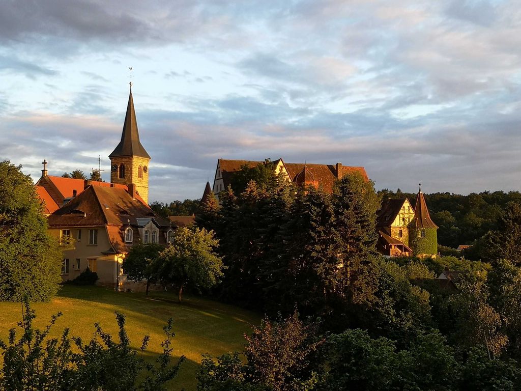 Gewitterstimmung über Schloss und Kirche Wiesenthau
