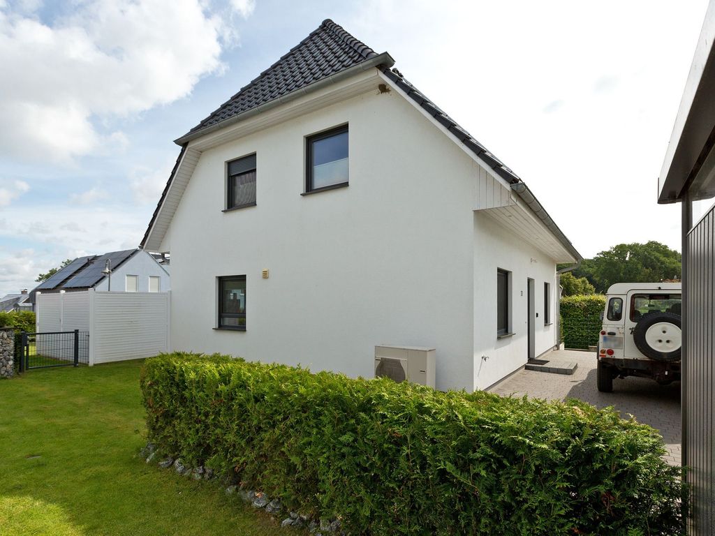 frei stehendes Haus mit zwei PKW Stellplätzen