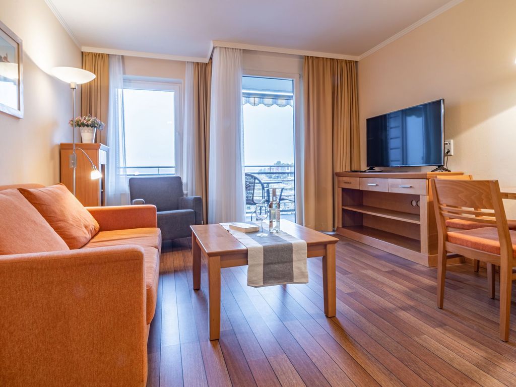 modern eingerichtet mit Zugang zum Balkon