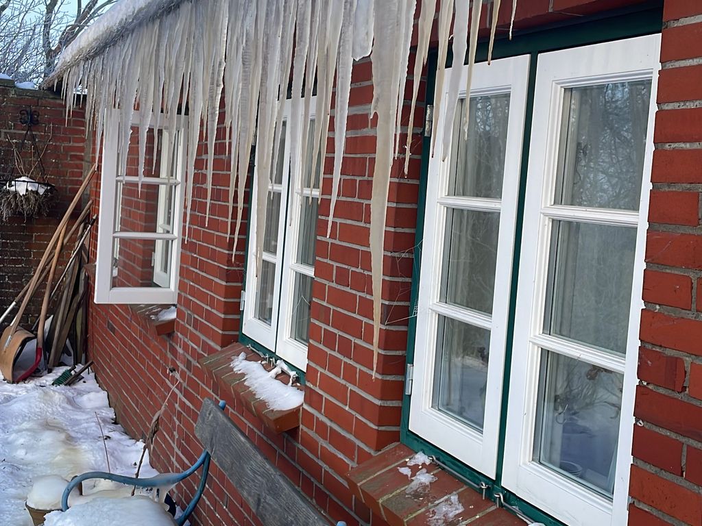 Eiszapfen am Reetdach