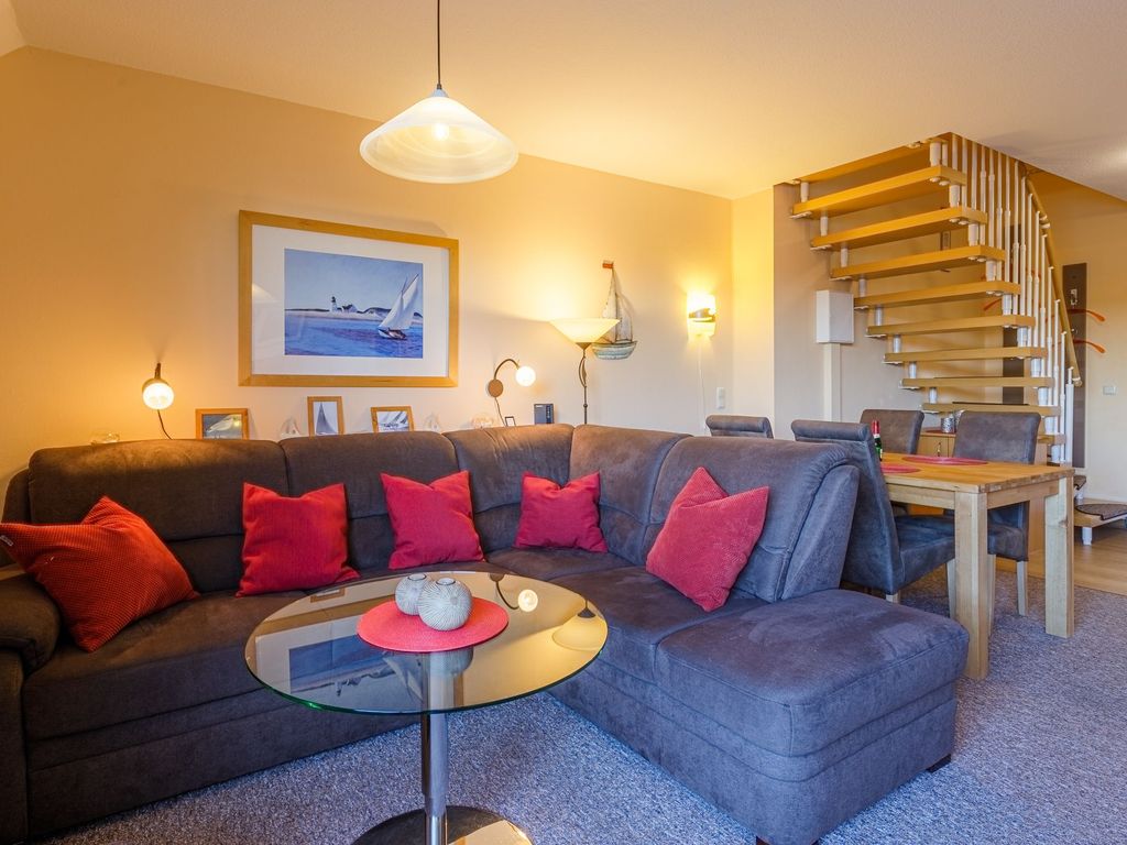 großes Wohnzimmer mit Balkon