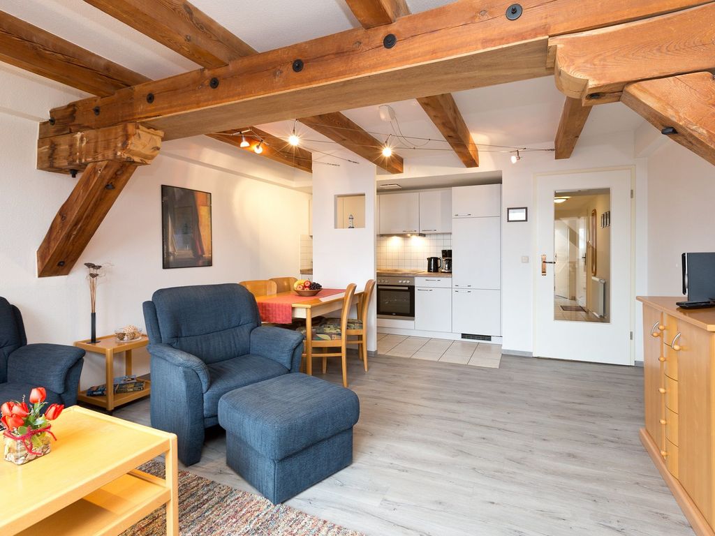 gemütlicher Sessel im hellen Wohnzimmer