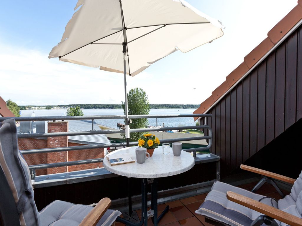 den Tag mit einem schönen Frühstück auf dem Balkon einleuten