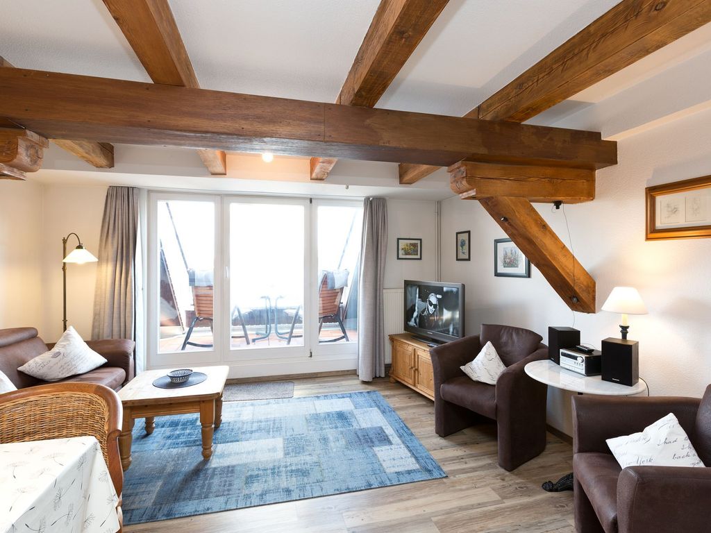 heller Wohnbereich mit Zugang zum Balkon