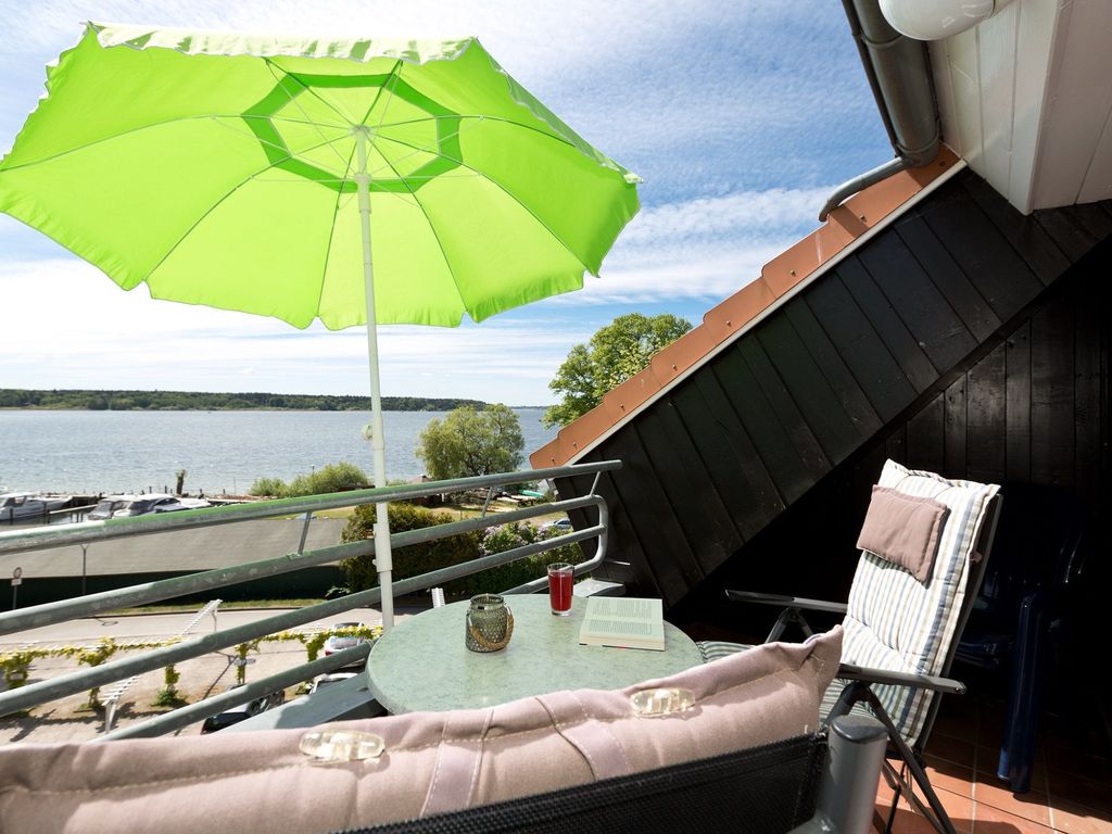 der Balkon lädt zum Verweilen ein