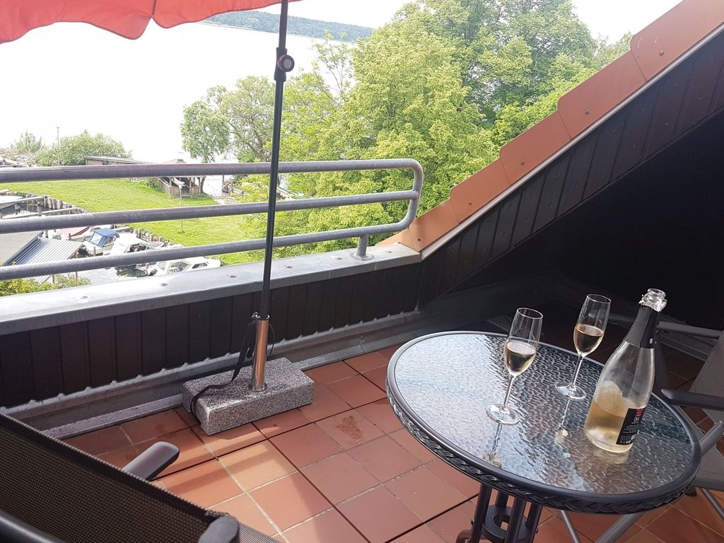 lassen Sie es sich auf dem Balkon bei einem Glas Wein gut gehen