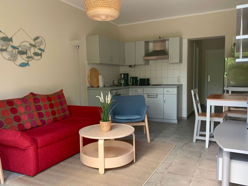 Geräumiges Wohnzimmer mit Küche, Essbereich und Schlafsofa