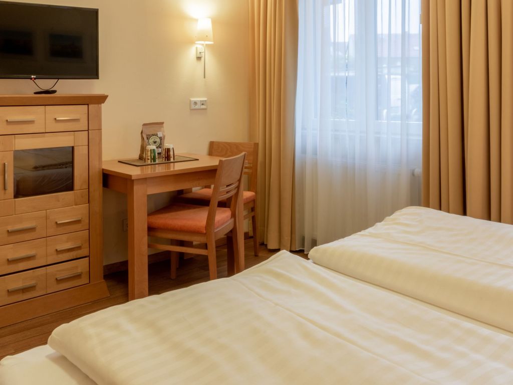 kleines aber feines Appartement mit Doppelbett, Fernseher und Esstisch für zwei