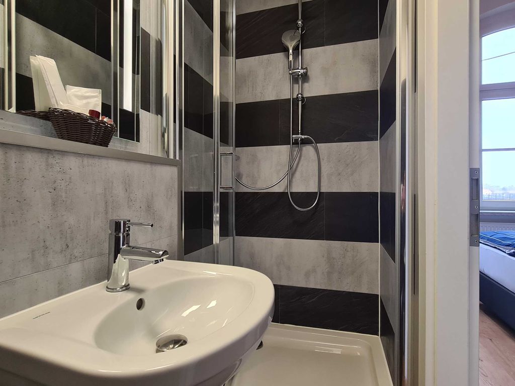 Badezimmer mit Dusche & WC