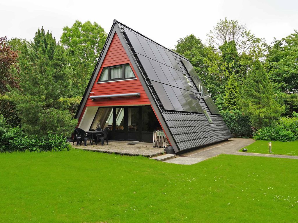 Zeltdachhaus in Strandnähe mit grossem Grundstück