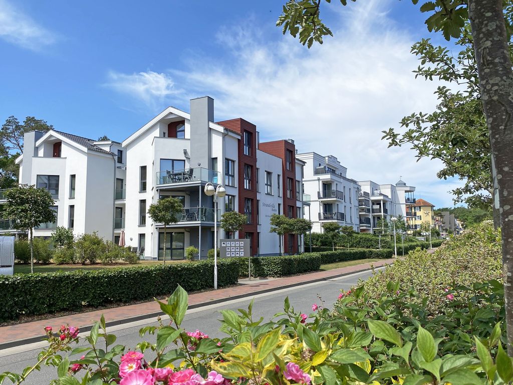 Strandvilla Baabe – die beiden weißen Neubauvillen Am Kurpark mit rotbraunen Erkern und Glasbalkonen
