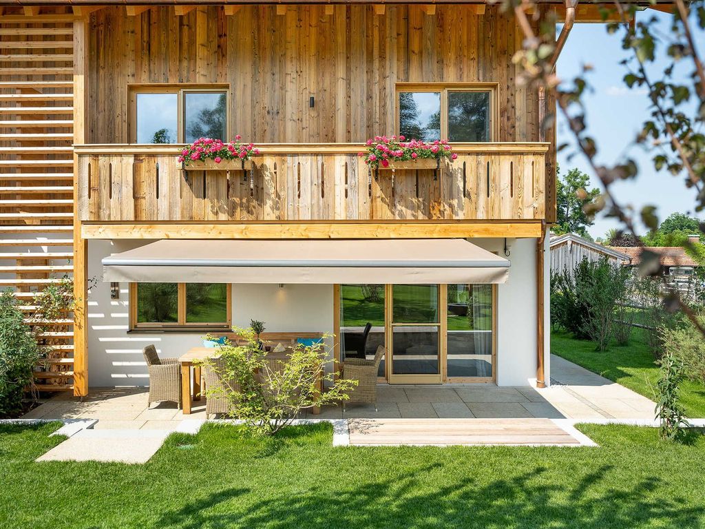 Der Garten der Earlybird Suite mit Essplatz und Markise
