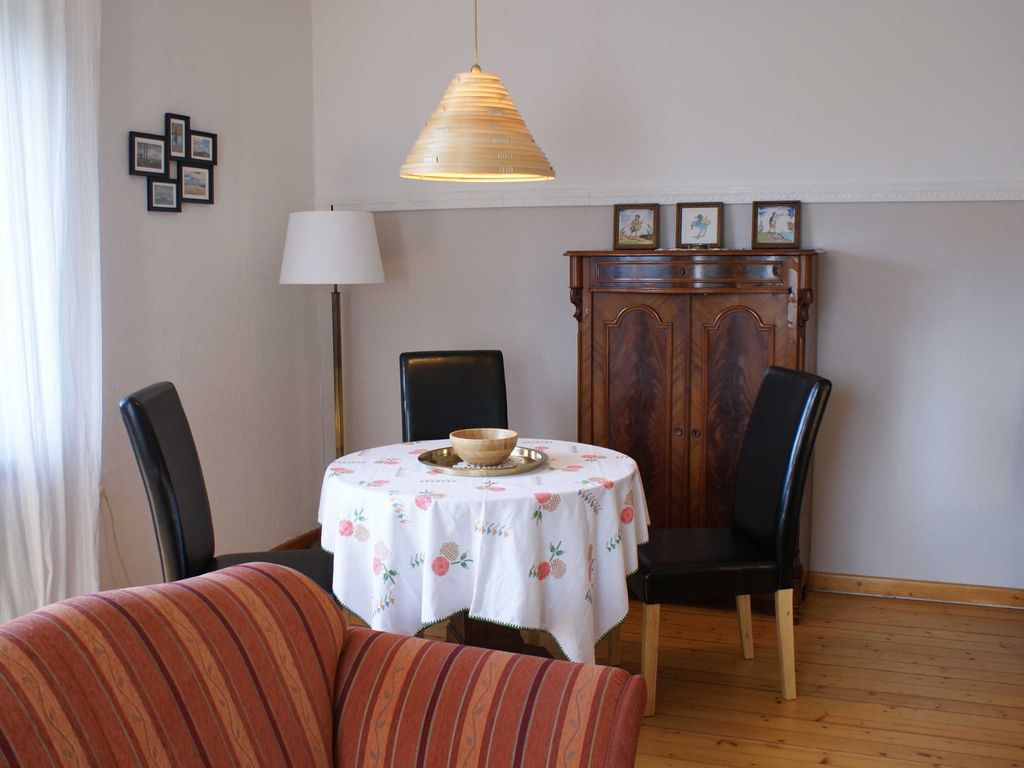 Wohnzimmer, Tisch mit Stühlen